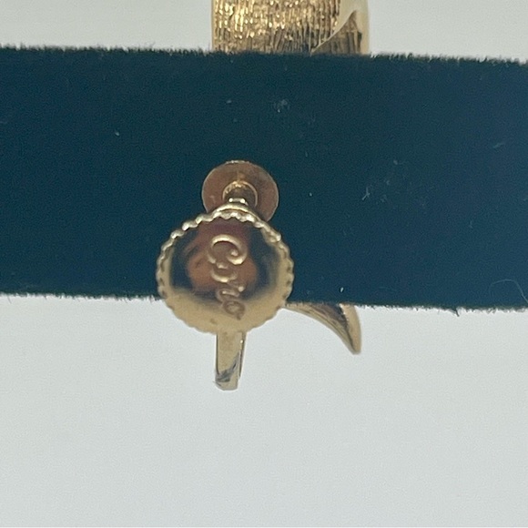 Coro vintage gold tone screw back earrings - Picture 6 of 9